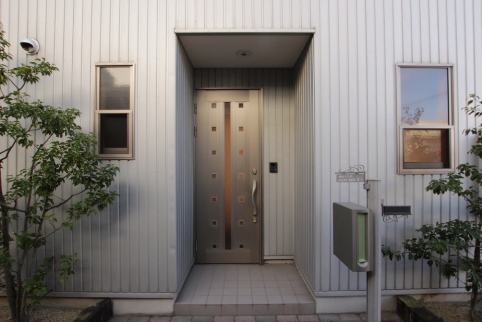 ガルバリウム鋼板の外壁とメタリックな扉がmutch