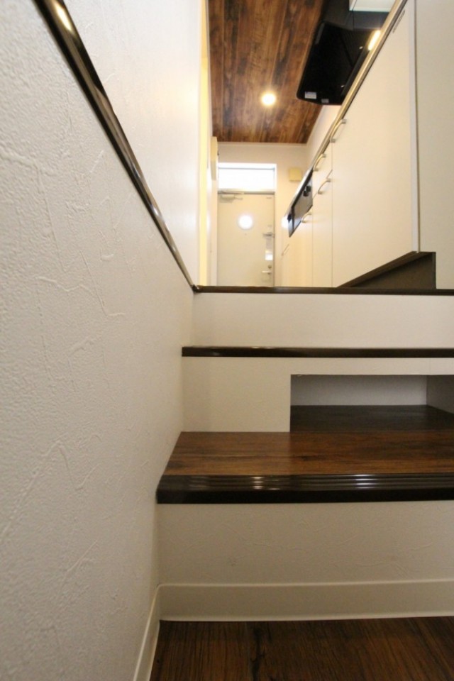 ワンフロアのお部屋ですが、キッチン手前に階段があります。