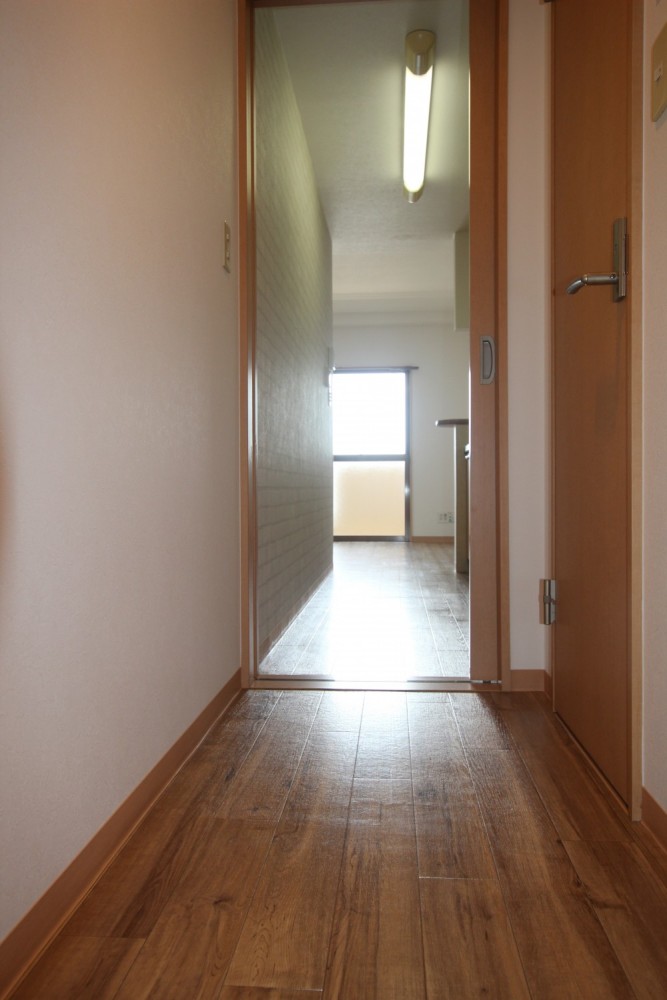 玄関入ってリビングへと続く廊下