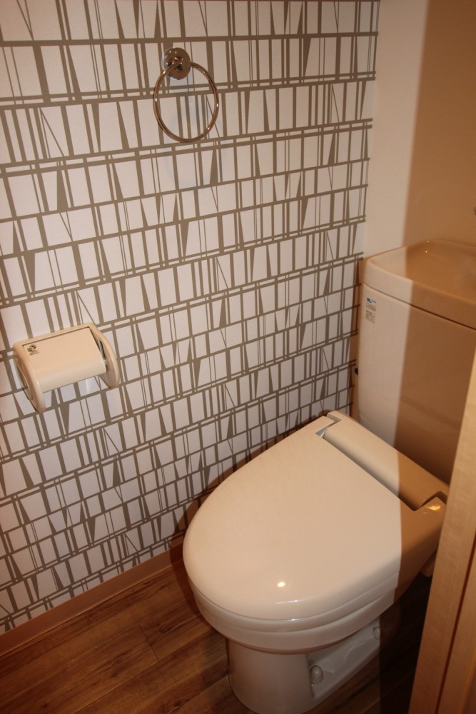 可愛らしい壁紙のおトイレ。