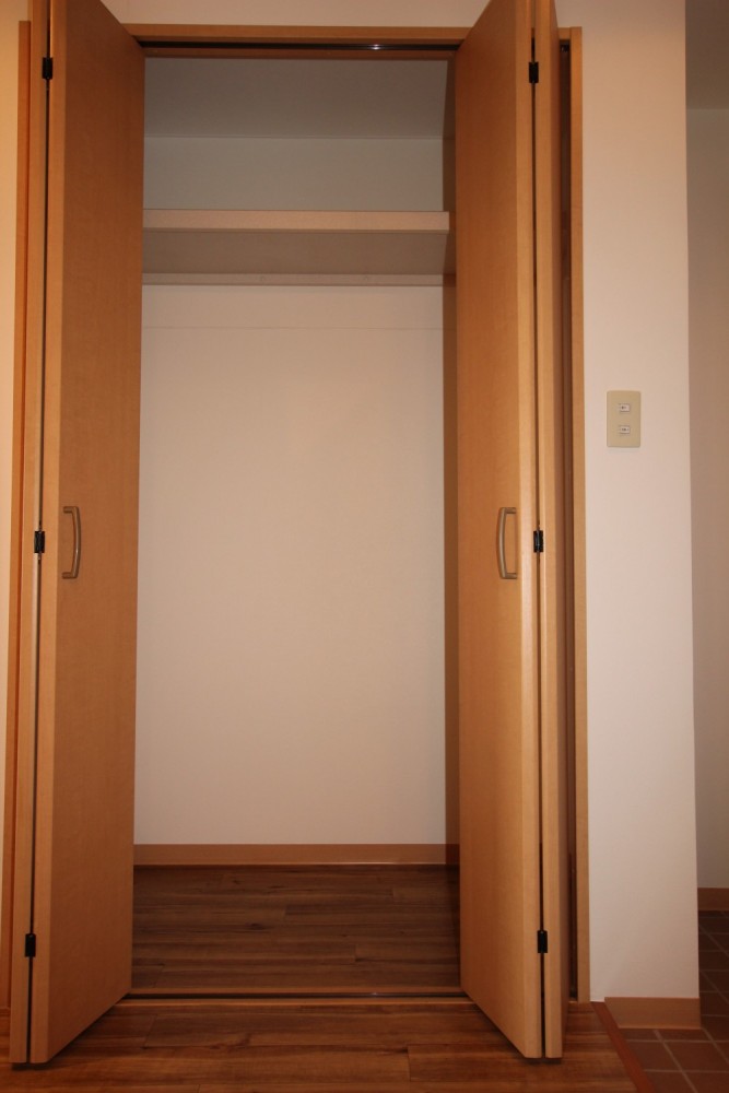 玄関横に奥行きのある収納が嬉しい