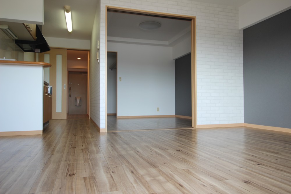 リビングと洋間5.2帖。その奥には