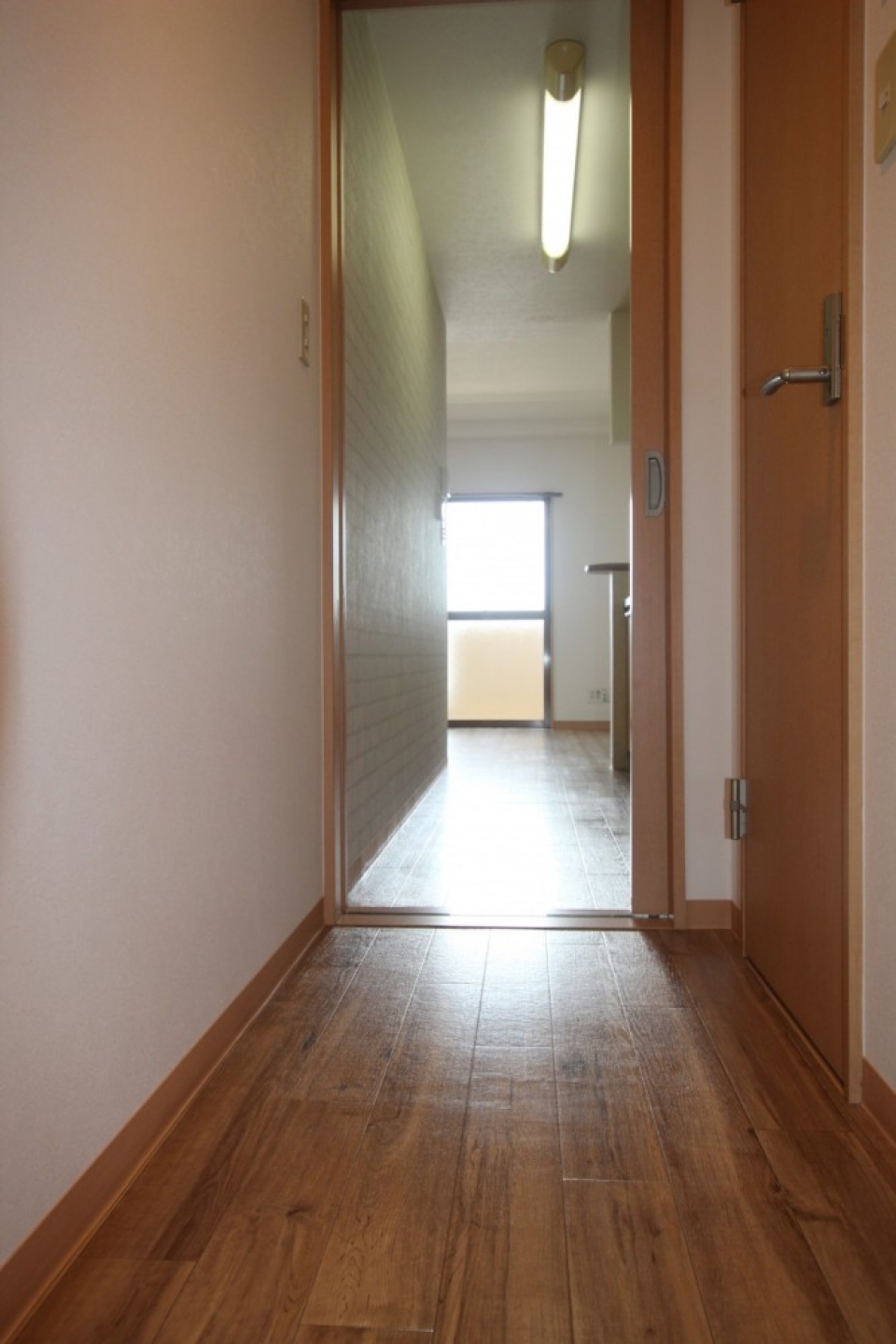 玄関入ってリビングへと続く廊下