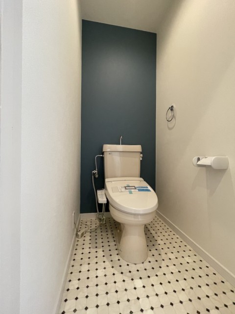 トイレです。床と壁紙が特徴的。