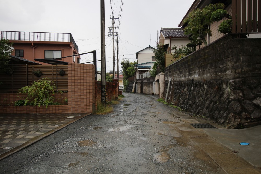 お部屋までの進入路は舗装されていないのでご注意を。