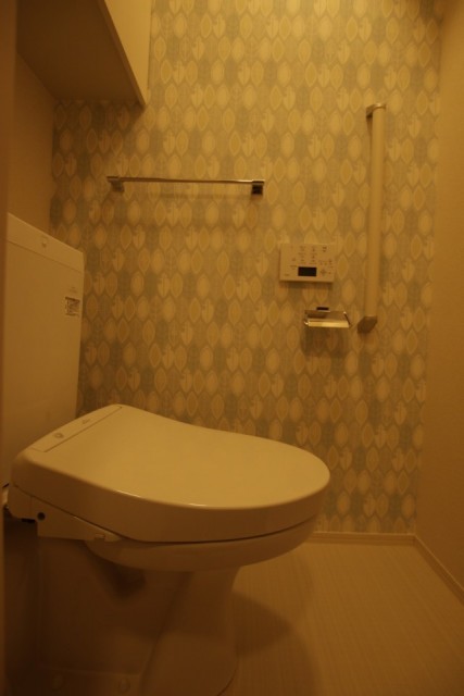トイレ、壁紙カワイイ。