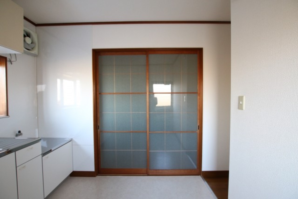 キッチンと洋室の境目の扉は、すりガラスの引き戸です。