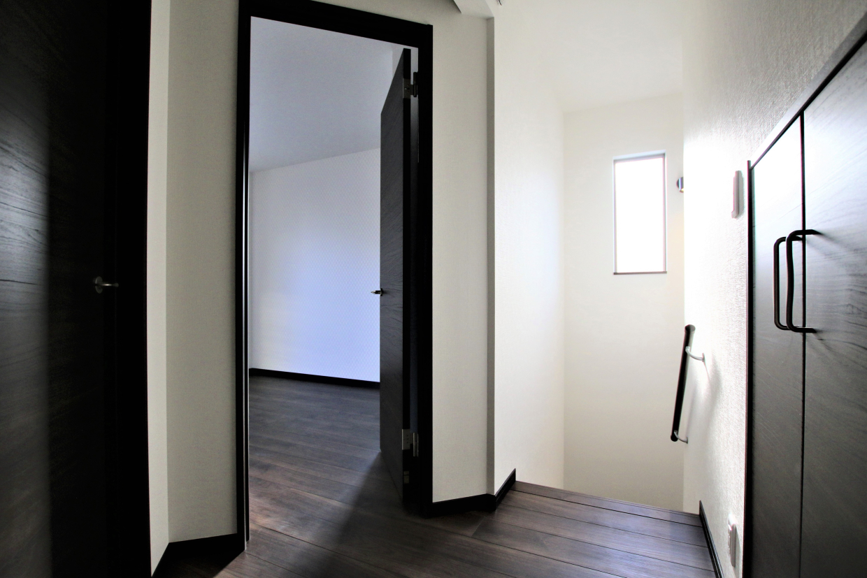 2階の廊下。画像右の扉の先が蔵です