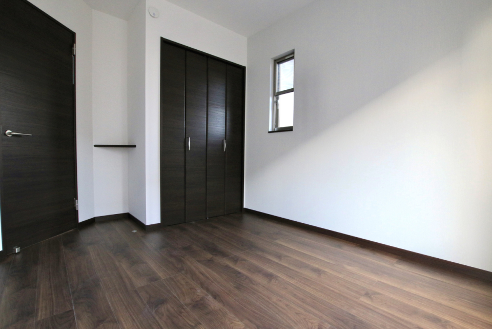 洋室もう1部屋。同じ広さで反転の間取り