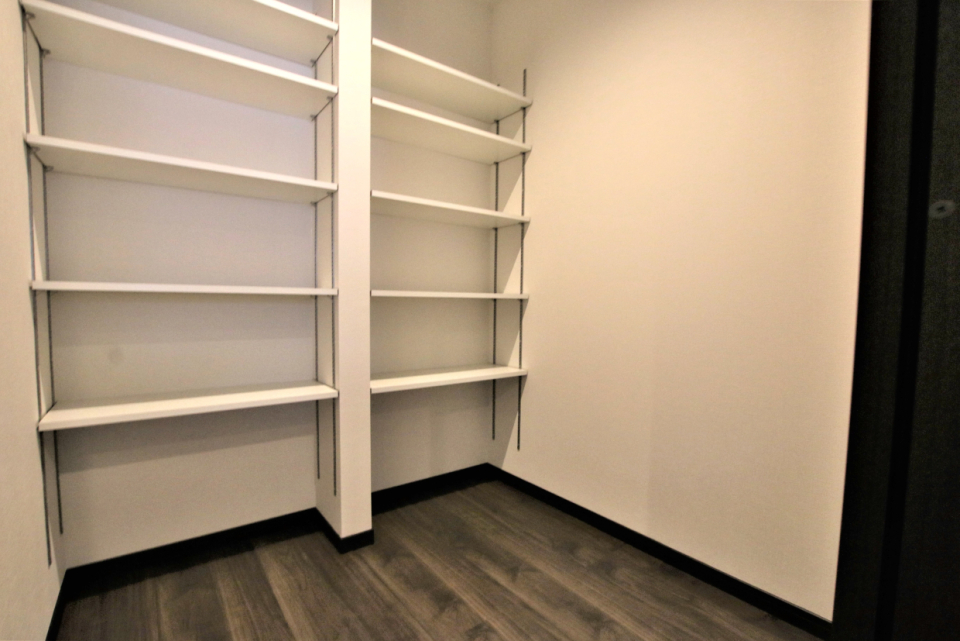 パントリーとして使える容量大の納戸