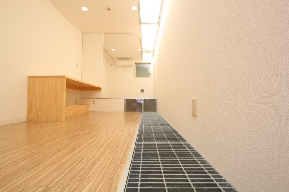 3階の1部の床にはグレーチングが使われている。