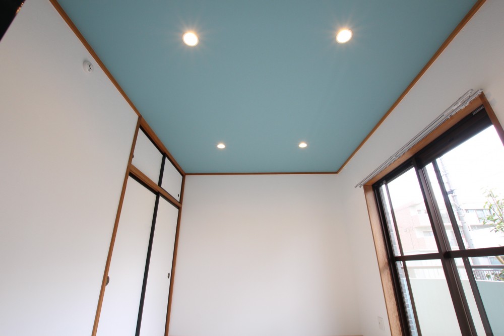 南面洋室はリビングと同じYouthful baby Blueの天井。