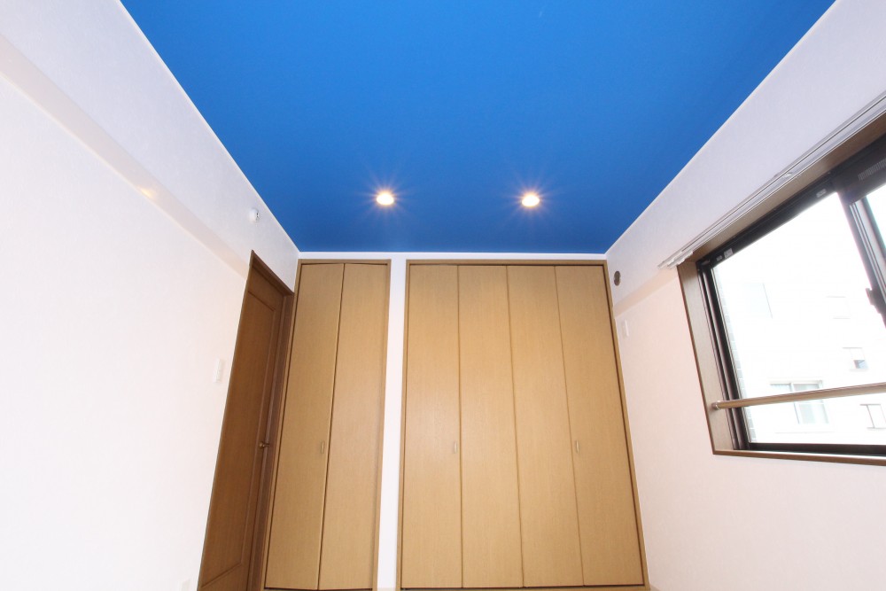 北側の洋室２間の天井は Relax blue。