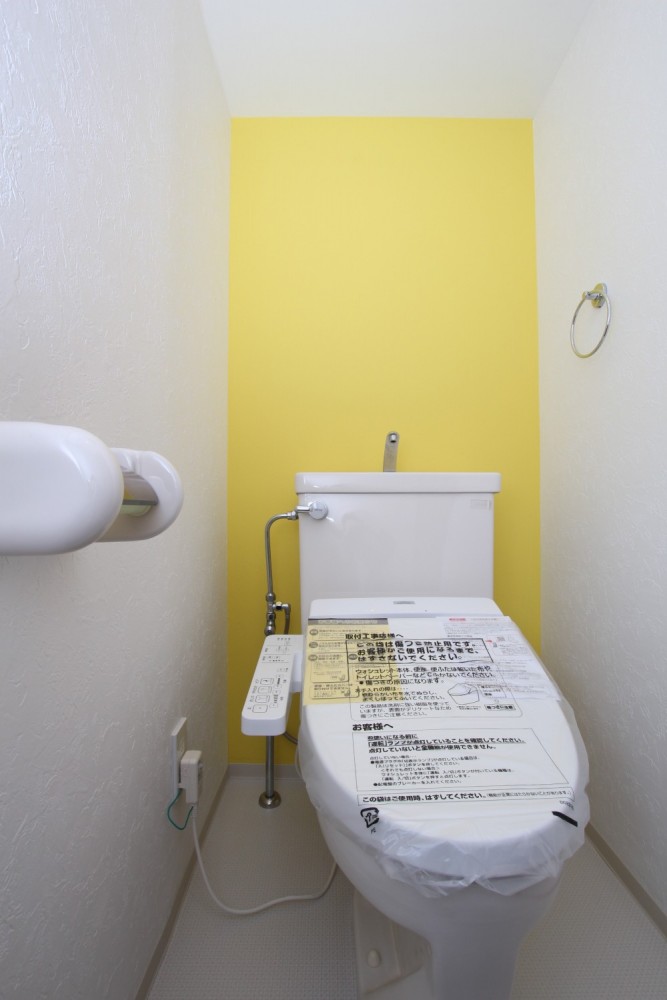 トイレだけは何故か黄色のアクセントウォール。
