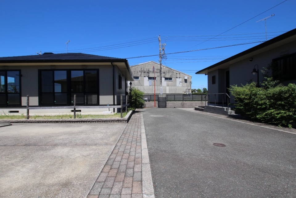 お隣さんの家も気にならない敷地のゆとり。