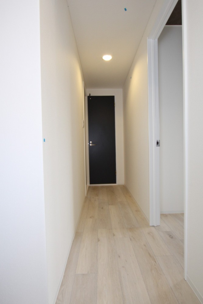 廊下スペースは無機質な白い壁と天井。