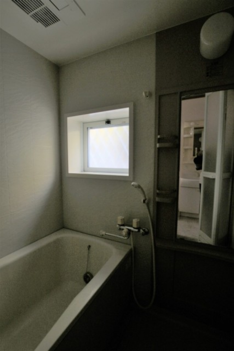 窓付きの浴室。（電気がつかなかったため暗いです。）
