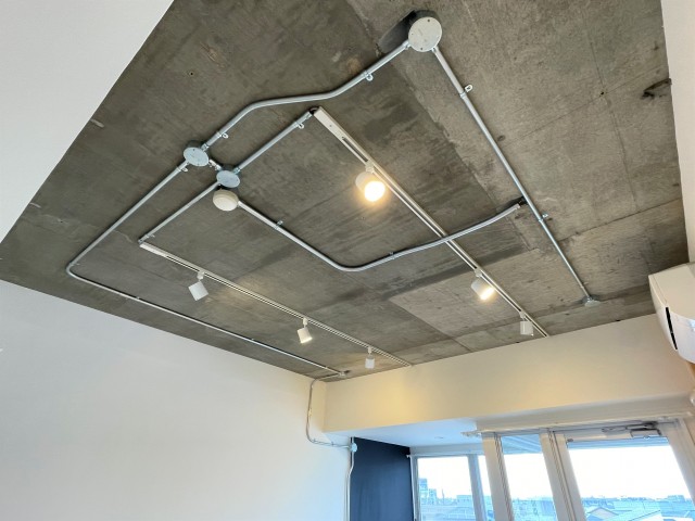 天井はコンクリートで配線もむき出しな感じがオシャレ