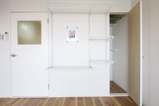 狭い収納スペースを補う可動式の収納棚。