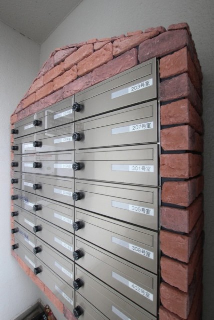 煉瓦で装飾されたメールBOX。