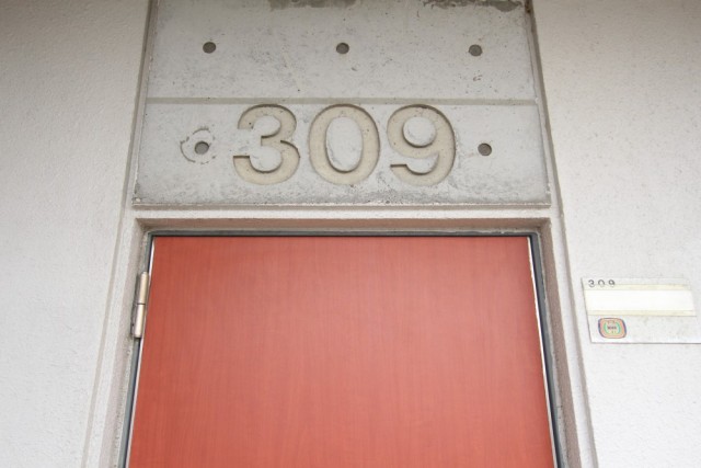 建物外壁に彫り込まれた部屋番号。