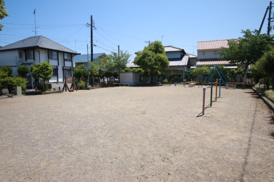 徒歩５０ｍには広めの公園。