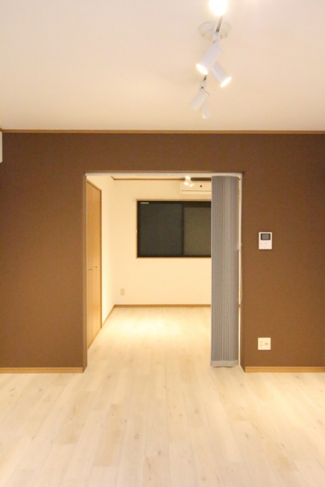 両部屋とも照明はスポット型を使用。