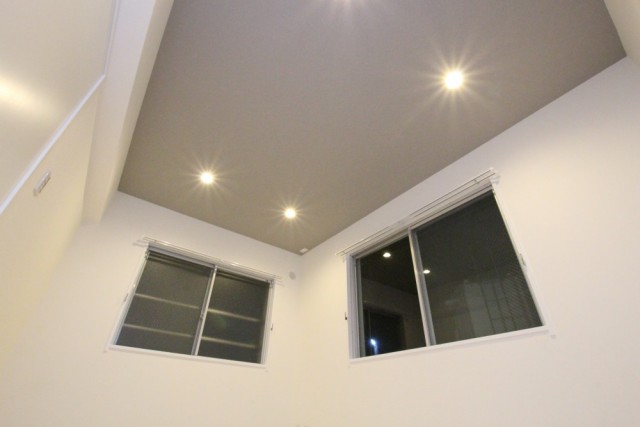 寝室はダウンライト照明が使用され天井がスッキリ。