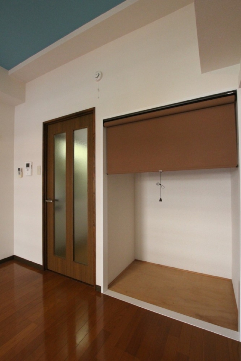 収納の扉はロールカーテンを使用。