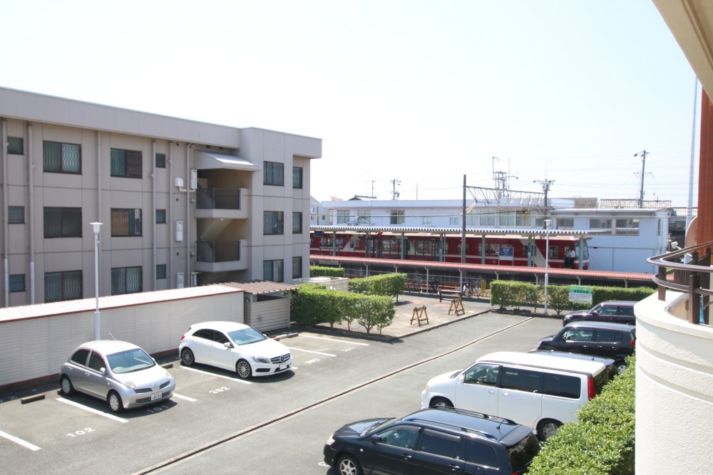 バルコニーから駅に停まる電車が見えます。