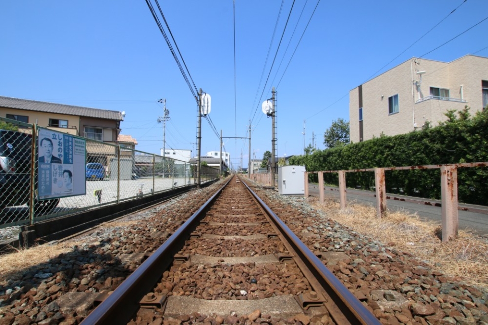 「西ヶ崎」駅からすぐ！続く線路が綺麗だったのでパチリ。