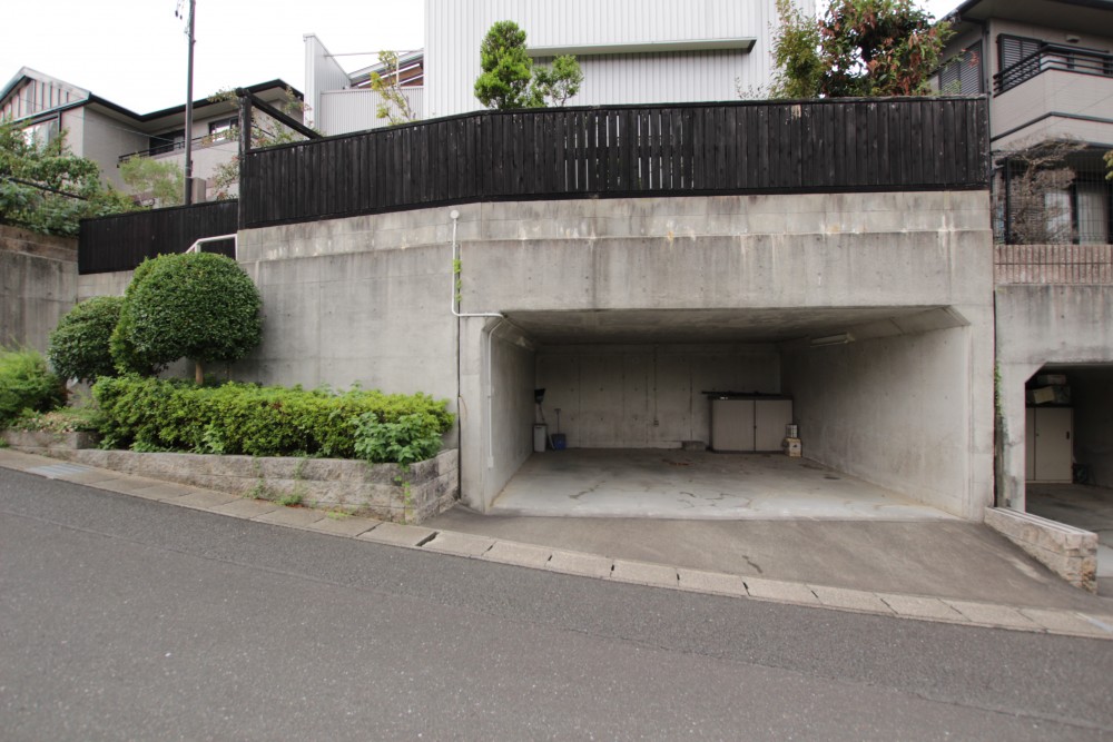 駐車場は、2台可能。屋根あり！