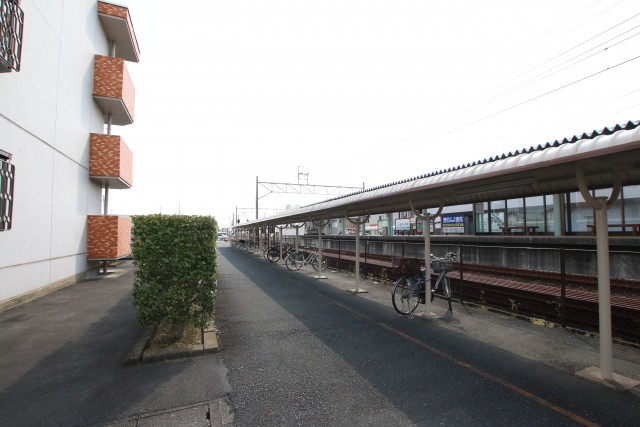 建物の横の道からすぐに駅！