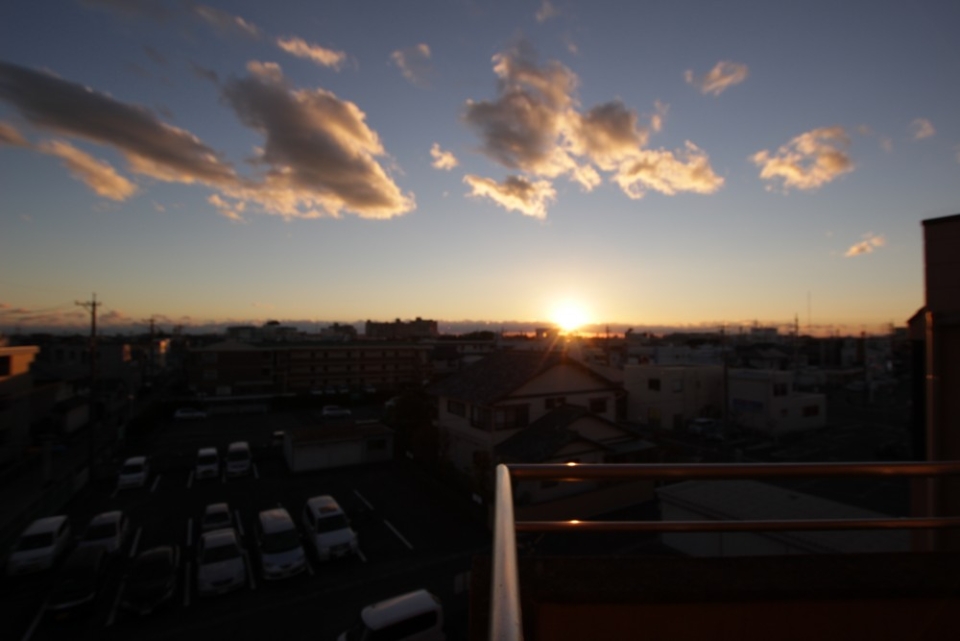 バルコニー側は遊歩道なので、車通り無し！夕日が綺麗な南西向き。