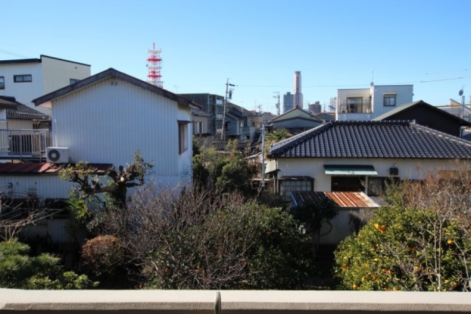 閑静な住宅街遠くにアクトタワー