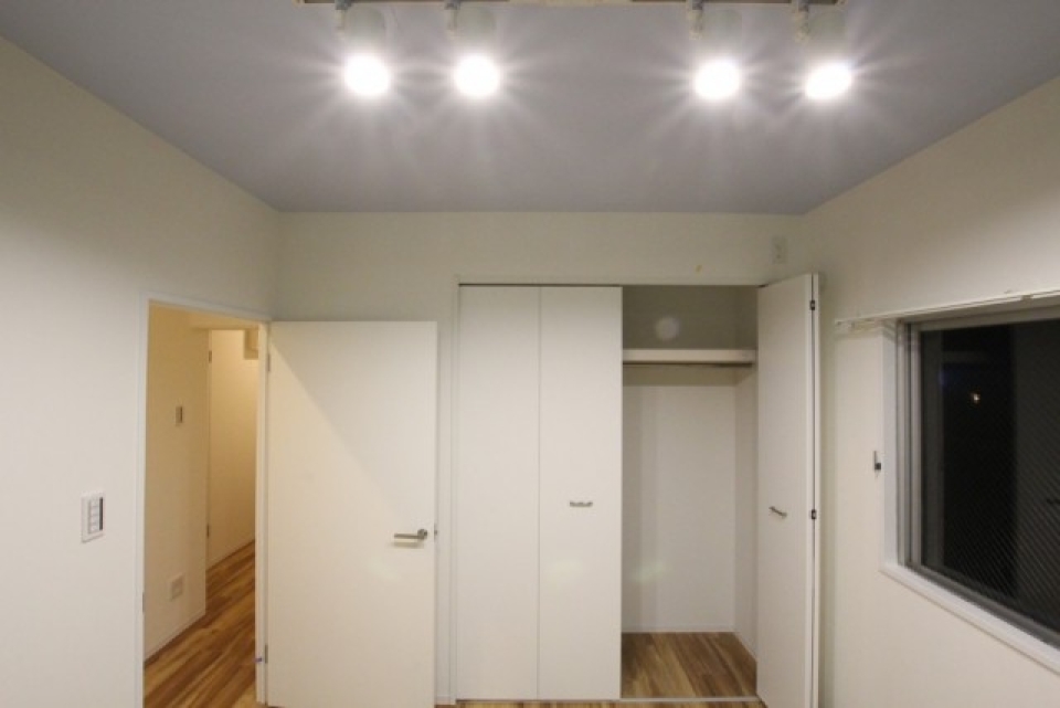 洋室2間はスポット型照明を使用。