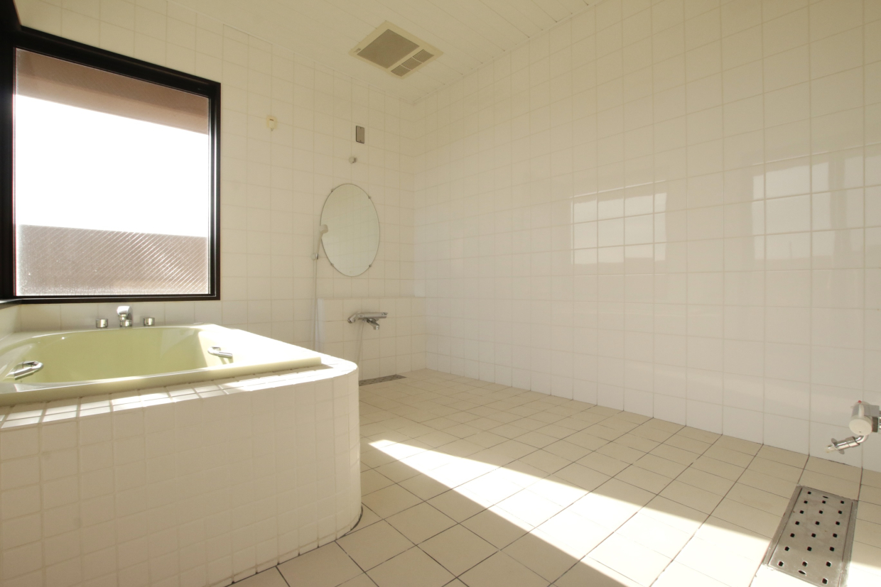 お風呂はタイル張りで2帖以上という広さ