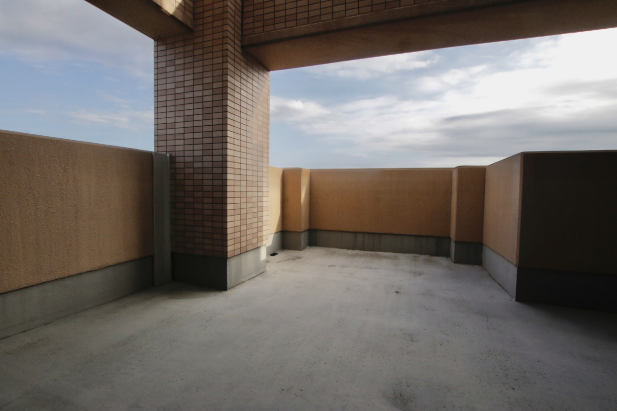 お部屋付きの広々バルコニー。屋根も付いている