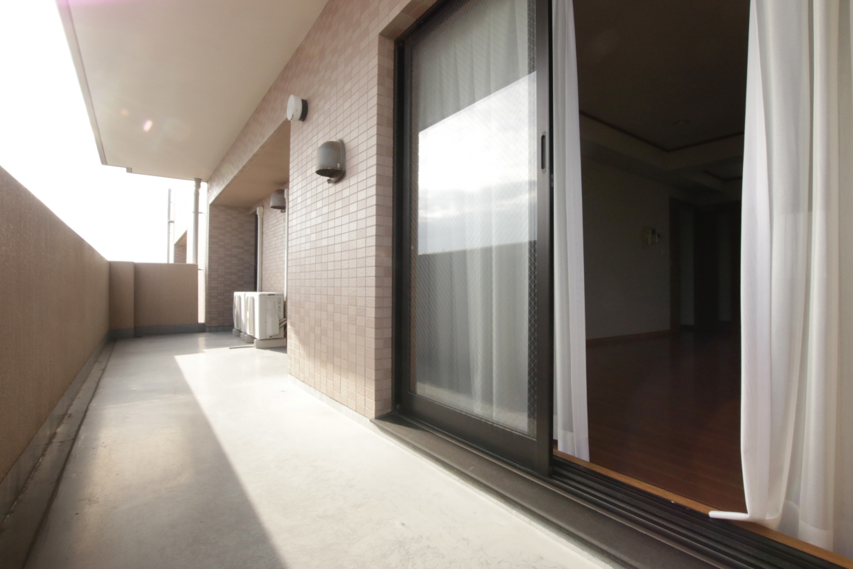 洋室側からLDKまでつながっているバルコニーも広い