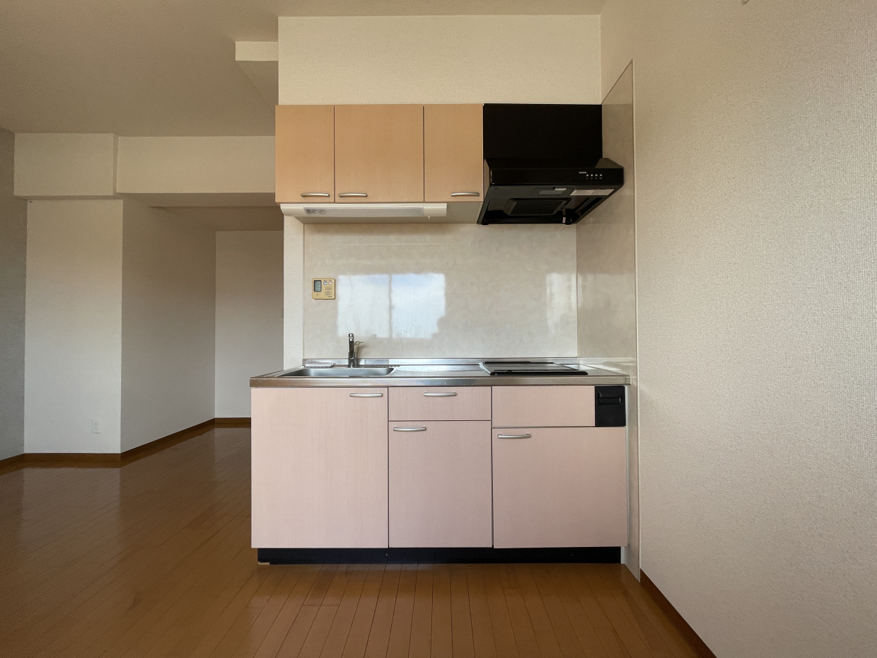 淡いパステルピンクのキッチンがかわいい