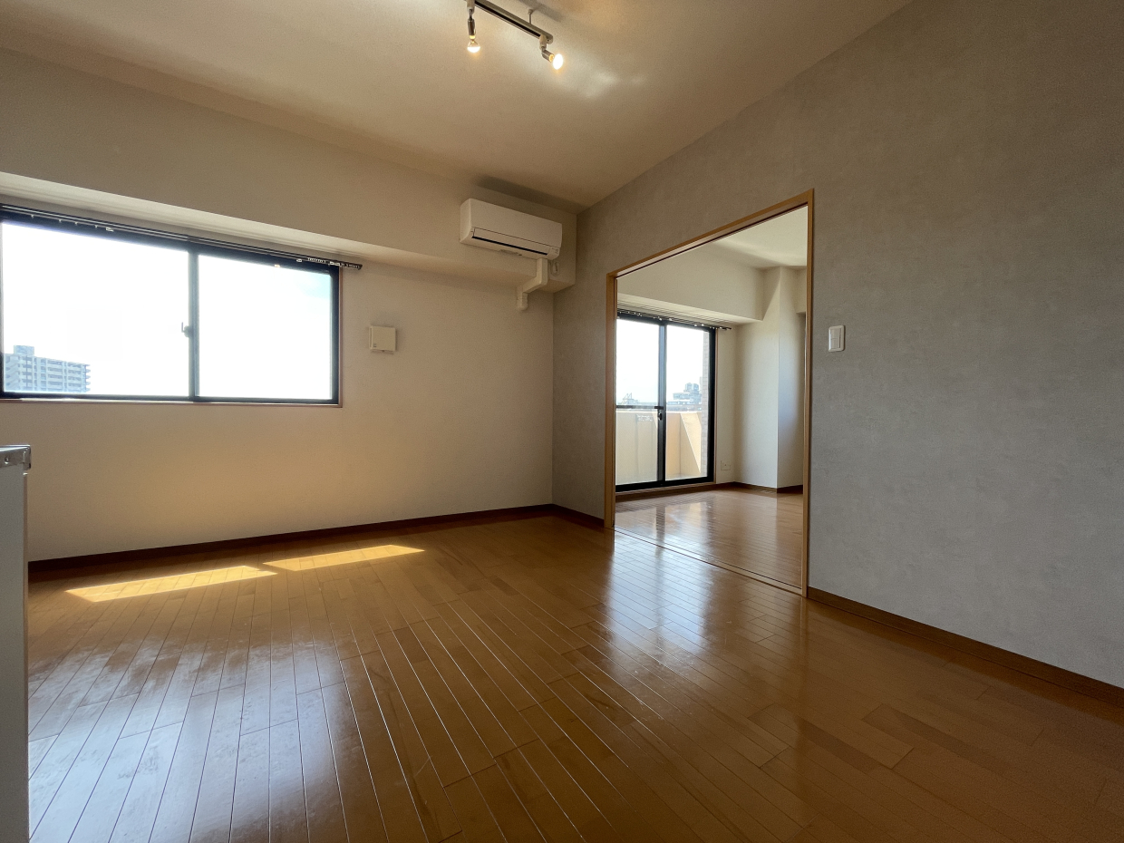 洋室の引き戸を開けると広々空間