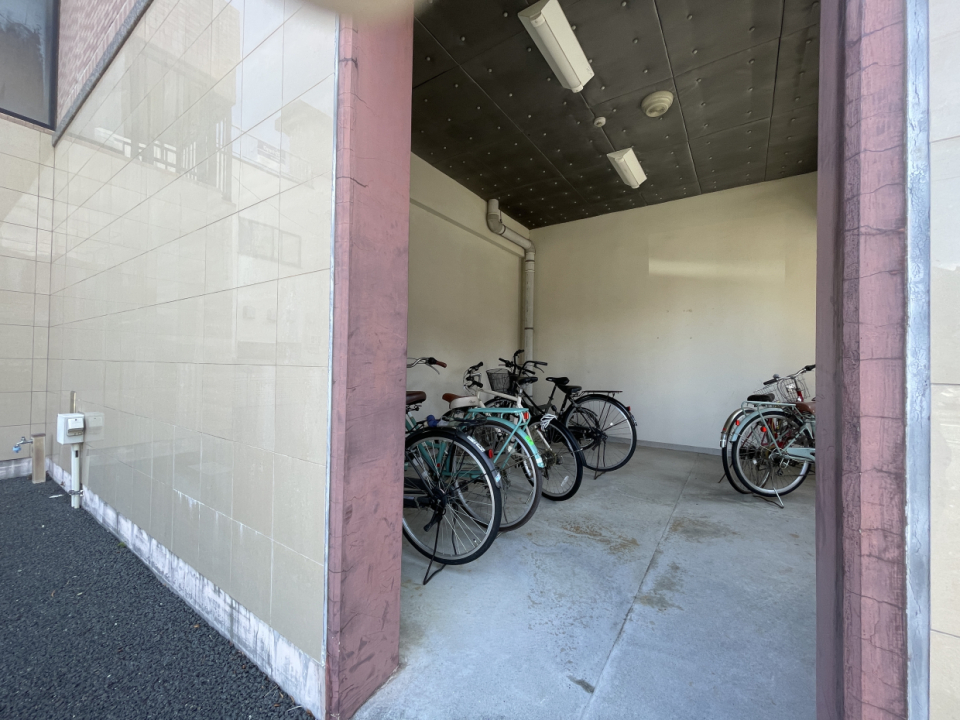雨でも濡れない駐輪場は意外とレアです