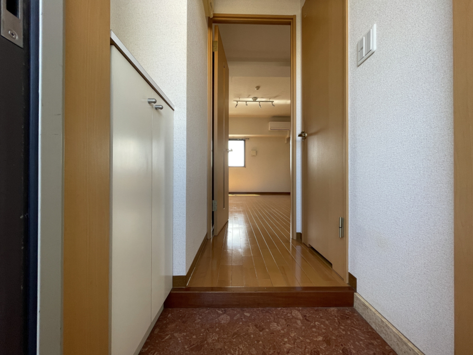 玄関はコンパクト