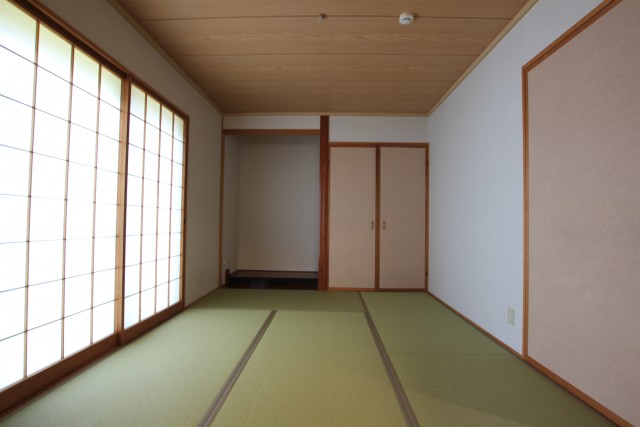 玄関入って右側は和室6帖。