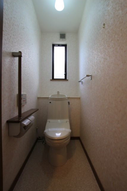 1階おトイレ。手すりが付いてて安全