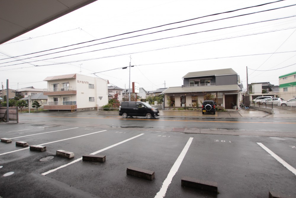 目の前の駐車場です。