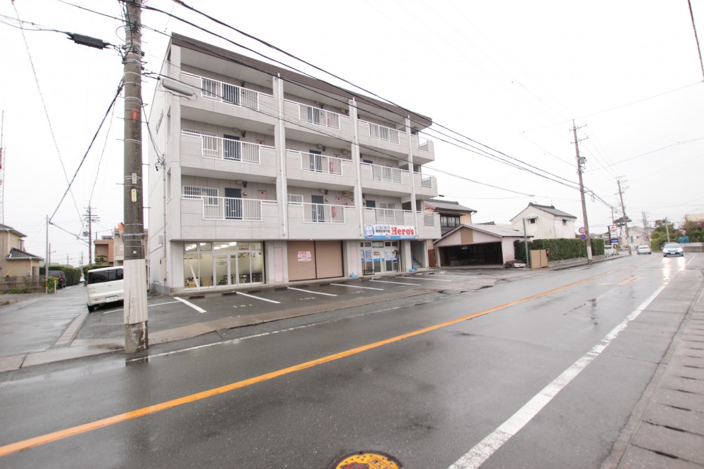 建物外観です。道路から目立ちますね。