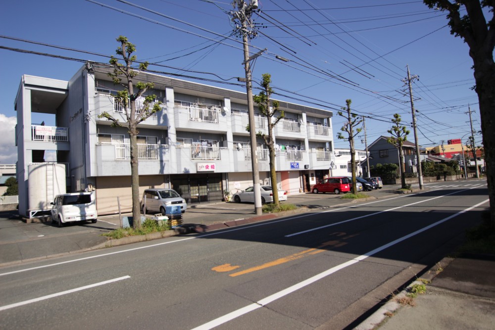 道路から認識されやすい建物です。