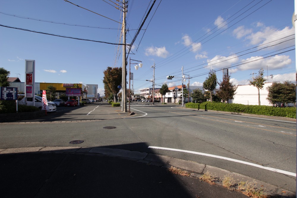 前面道路、自衛隊基地方面。