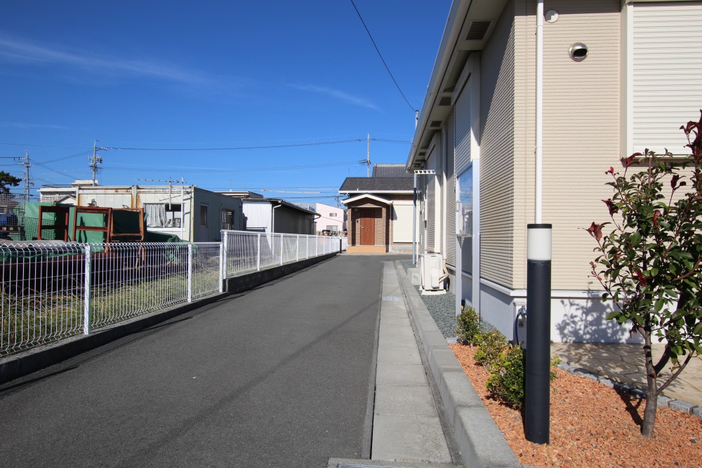 南北に2棟並んだ平屋戸建住宅。